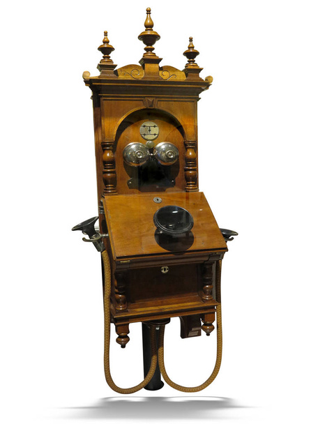 altes Holztelefon vom Anfang des 20. Jahrhunderts, isoliert auf weißem Hintergrund - Foto, Bild