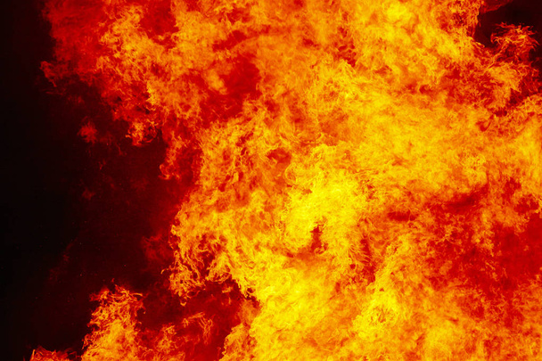 Flammen im Detail. Feuerwehr-Notfall. Kohlenstoffemissionen und -verbrennung - Foto, Bild