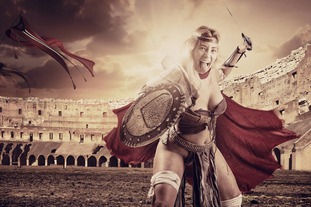 Oude vrouw krijger of Gladiator in de arena - Foto, afbeelding