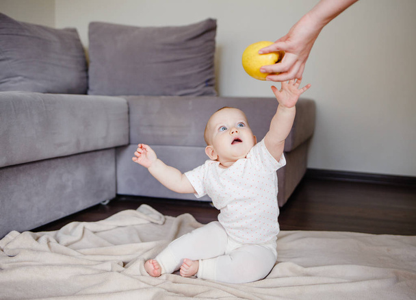 Baby gets an apple from mother - Foto, immagini