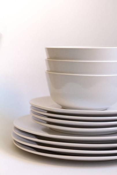 piatti bianchi su sfondo bianco
 - Foto, immagini