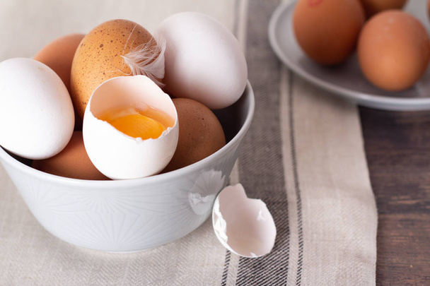 dos platos con huevos cerca u
 - Foto, imagen