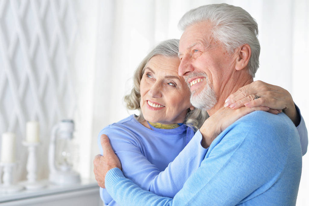 Retrato de una feliz pareja de ancianos en casa - Foto, Imagen