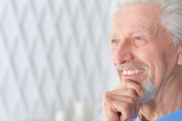Portret szczęśliwego starszego mężczyzny w domu - Zdjęcie, obraz