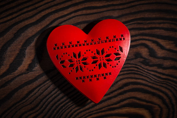 San Valentino cuore rosso sul tavolo di legno
. - Foto, immagini