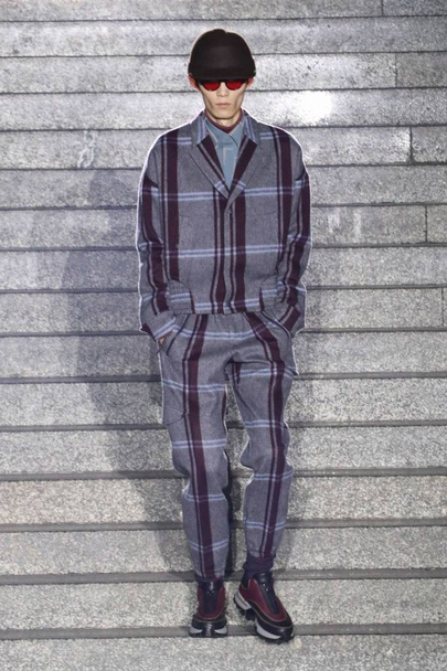 A modell jelenik meg egy új teremtés Ermenegildo Zegna divatbemutató alatt a Milan férfi divat héten őszi-téli 2019-Milánó, Olaszország, 2019. január 11.. - Fotó, kép