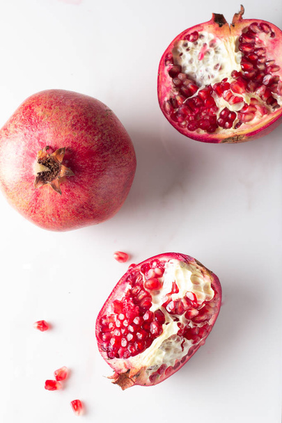 pohled shora na červeného granátu a granátové jablko zrna na bílém pozadí - Fotografie, Obrázek