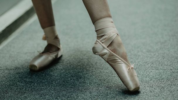 Close view of female feets in pointe shoes  - Fotoğraf, Görsel