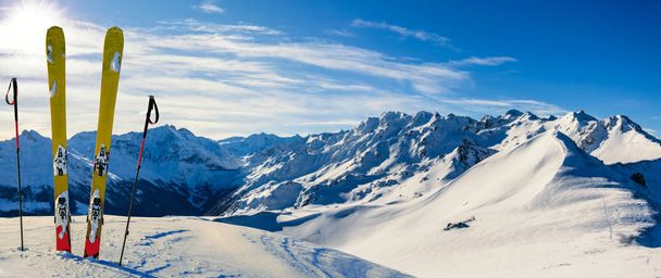 Esquí en temporada de invierno, montañas y equipos de esquí de travesía en la cima de las montañas nevadas en el día soleado, Verbier Suiza. - Foto, imagen