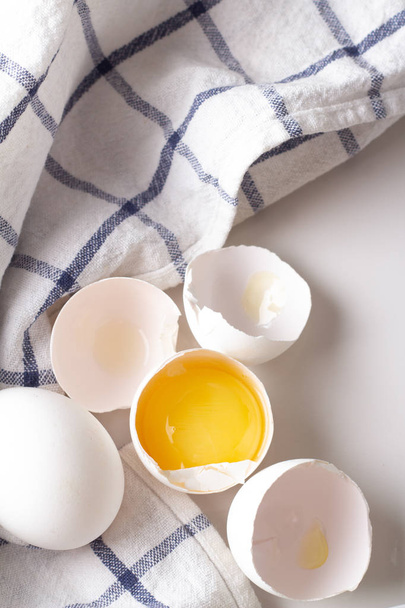 vejce a vaječné skořápky na bílém pozadí detail vrcholu vie - Fotografie, Obrázek