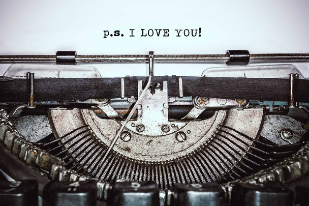 古いヴィンテージ タイプライター、レトロな機械紙と型指定されたテキスト"p. s. の白いシートを使用I Love You!", コピー スペース, クローズ アップ - 写真・画像