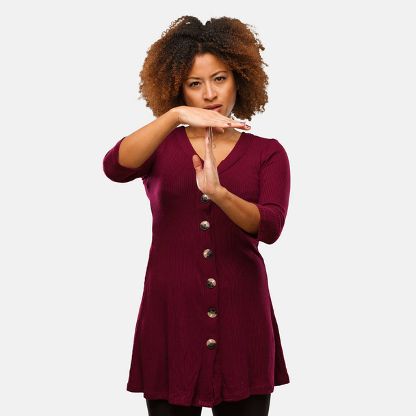 Молода чорна афро-жінка робить жест тайм-аут
 - Фото, зображення