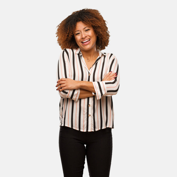 Jovem negra afro mulher cruzando braços, sorrindo e relaxado
 - Foto, Imagem
