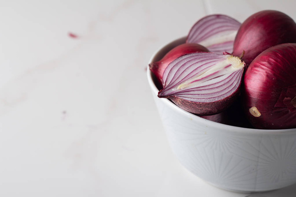 bir tabak closeu kırmızı soğan - Fotoğraf, Görsel