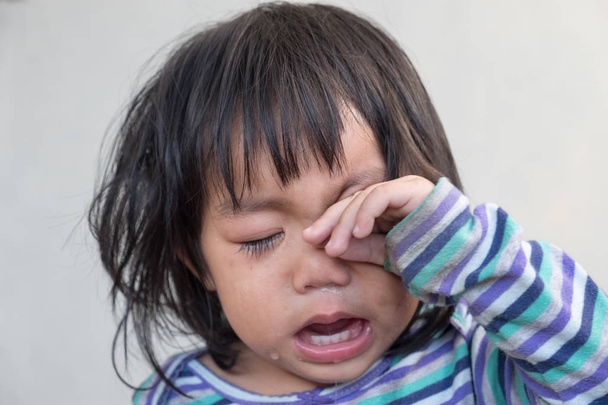 Emocionální scény. Portrét plačící miminko Asijská dívka. - Fotografie, Obrázek