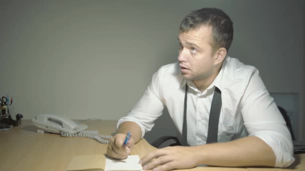 Homem detetive falando e ouvindo em seu escritório de perto
 - Filmagem, Vídeo