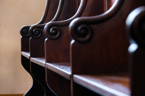 伝統的な硬質木裁判所の陪審員、教会の合唱団のシーティングエリアの詳細。空の木製の座席が付いている内部 - 写真・画像