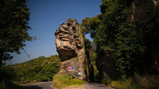 Οδική τοπίο με splitted βράχο στην περιοχή Καρά, Τόγκο - Φωτογραφία, εικόνα