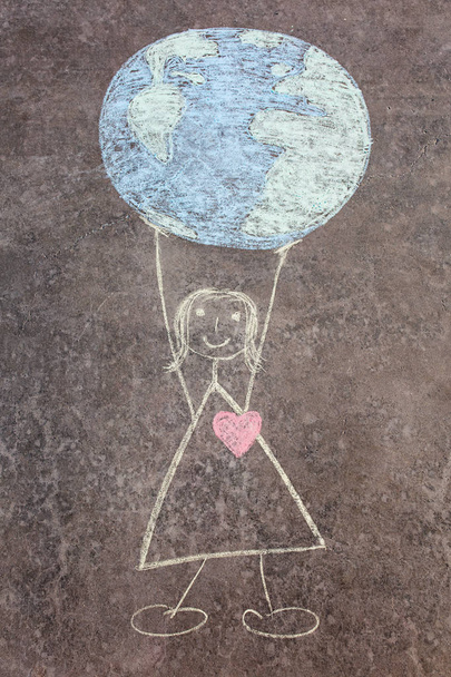 Dibujos infantiles de tiza sobre asfalto
 - Foto, imagen