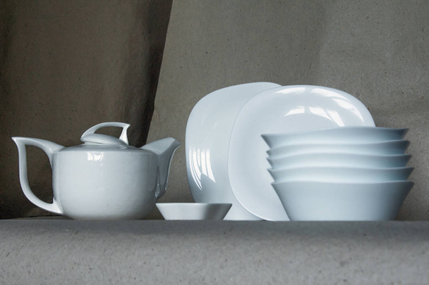 Класична довічна фотографія з кухонними керамічними предметами: тарілки, чайник
 - Фото, зображення