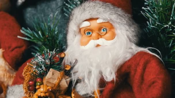 Το παιχνίδι κούκλα του Άγιου Βασίλη, που στέκεται ως διακόσμηση για τα Χριστούγεννα και το νέο έτος κλείνω πάνω θέα - Πλάνα, βίντεο