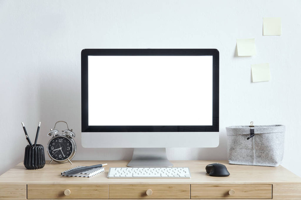Monitor digital elegante en blanco en el lugar de trabajo moderno
  - Foto, Imagen