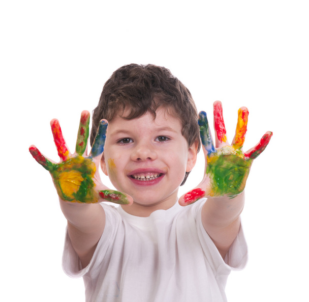 Niño con las manos pintadas con pintura de colores
 - Foto, Imagen