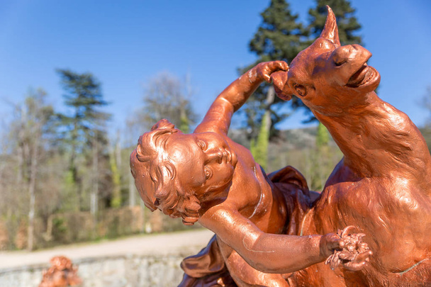 mythologische Skulpturen in den Gärten des königlichen Palastes von la granja de san ildefonso, Provinz Segovia, Spanien - Foto, Bild