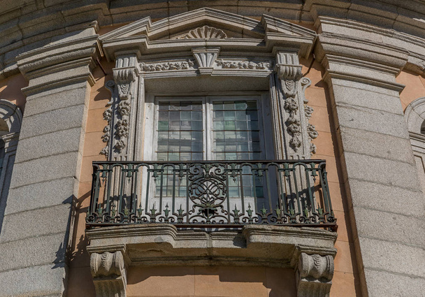 Τυπικό μπαλκόνι στο βασιλικό παλάτι της La Granja de San Ildefonso, Segovia, Ισπανία - Φωτογραφία, εικόνα