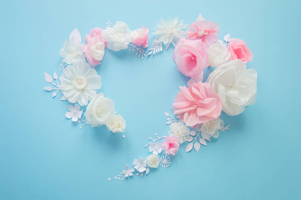 white and pink paper flowers on the pink background. Heart frame of flower - Foto, Imagem