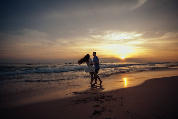 happiness and romantic Scene of love couples partners on sunset at Beach.Love.Enjoy.Happy - Foto, imagen