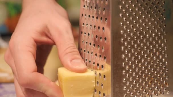 Mozzarella kaas rasp shot van een stukje kaas passeren - Video