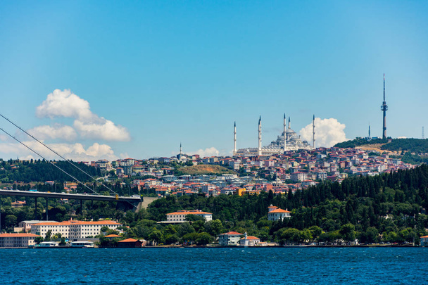 A vista para a nova e maior mesquita da Turquia localizada na colina da Camlica
 - Foto, Imagem