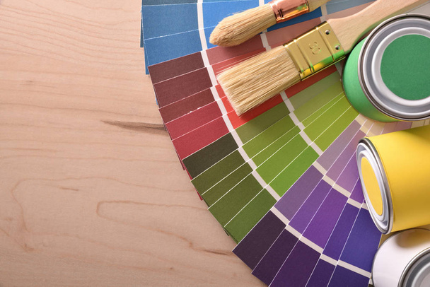 Table en bois avec matériel et outils de peinture pour la maison. Composition horizontale. Vue du dessus
. - Photo, image