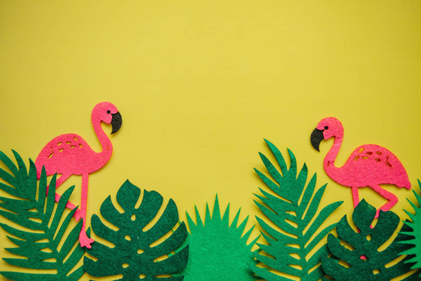Flamingo en bladeren op een geel. Zomer ontwerp. - Foto, afbeelding