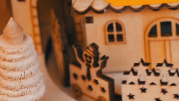 Puinen lelutalo, jossa puinen jouluveturi ratsastaa. Uusi vuosi ja joulun sisustus
 - Materiaali, video