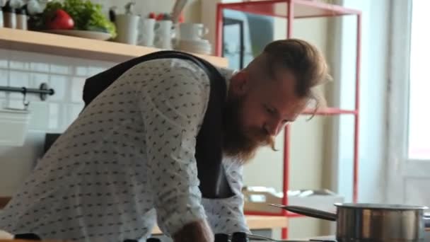 Moderni hipster taitavasti kokkaa illallista ja estää kasvissalaattia
 - Materiaali, video