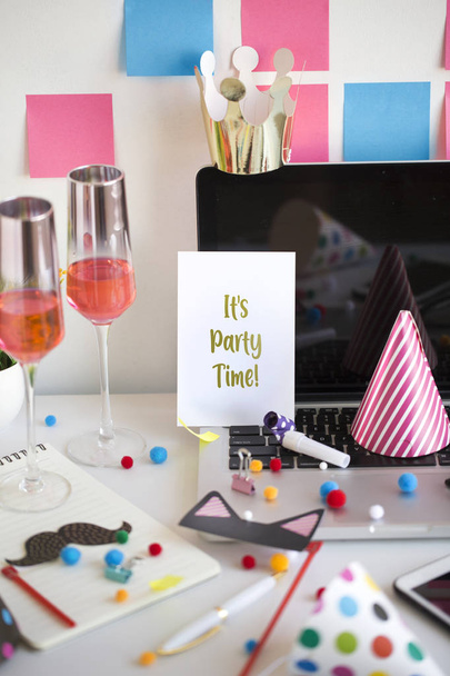 Image de table de fête de bureau avec le texte "C'est l'heure de la fête
". - Photo, image