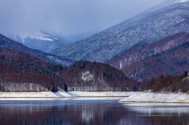 Краєвид з dam озеро Vidraru, в Румунії - Фото, зображення