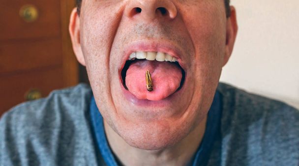 Hombre mostrando un grillo en su lengua
 - Foto, Imagen