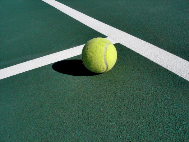 tennisbal op rechter - Foto, afbeelding