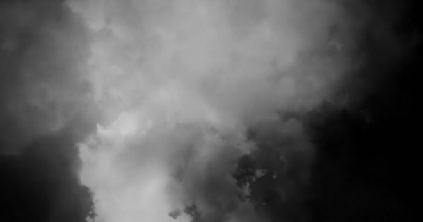 siyah beyaz duman artış yavaş hareket ile Dikey buhar üfleme - Video, Çekim