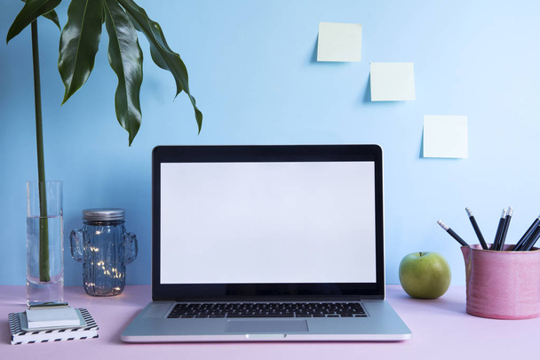 Σύγχρονο έργο-το διάστημα με το laptop κοροϊδεύω επάνω οθόνη και γραφείο αξεσουάρ σε παστέλ μπλε φόντο  - Φωτογραφία, εικόνα