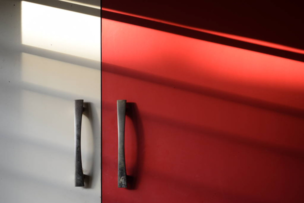 modularer Küchenschrank in weiß und rot mit Sonnenlicht - Foto, Bild