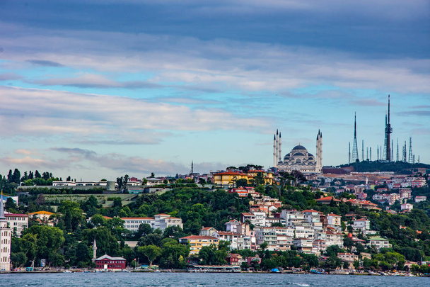 A nézet az új és a legnagyobb mecset Törökországban a Camlica dombon található - Fotó, kép