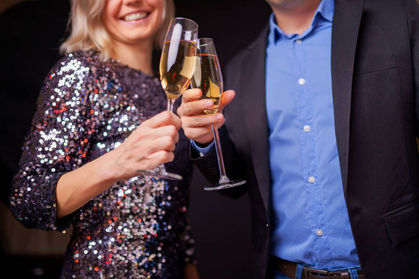 Foto van de gelukkige paar met champagneglazen in studio - Foto, afbeelding