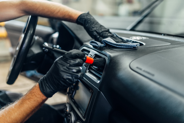 Auto-Detaillierung von Auto-Interieur auf Autowaschanlage. Arbeiter in Handschuhen putzt Salon mit Bürste - Foto, Bild