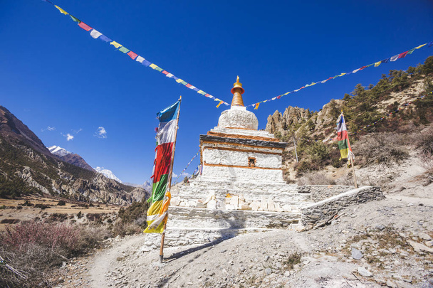 仏教の仏舎利塔。アンナプルナ回路トレッキング。ネパールのヒマラヤ山脈. - 写真・画像