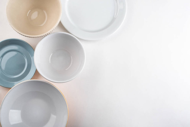 Different plates and mixing bowls - Фото, изображение