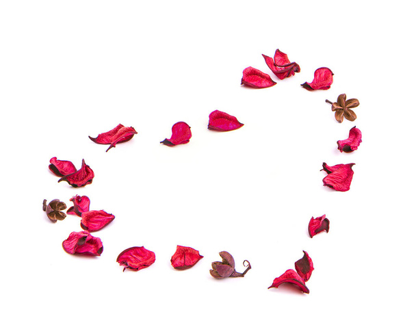 Valentin-nap koncepció. Rózsaszirmok a szív alakú fehér háttér. - Fotó, kép